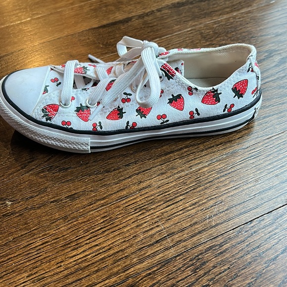 Converse strawberry sneakers - Picture 4 of 12
